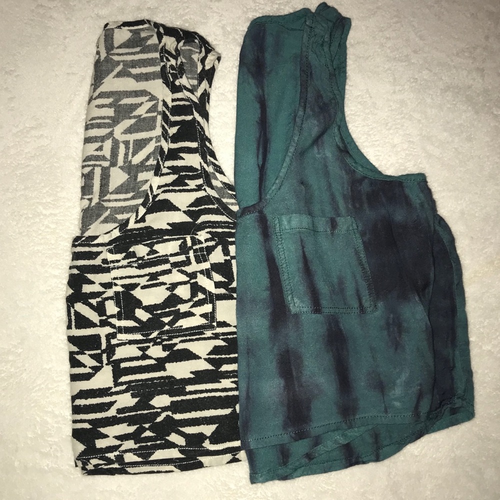 2 UO Crop Tanks✌🏼